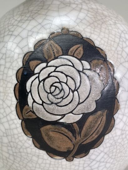 BOCH : 
Vase coloquinte en grès blanc à décor...