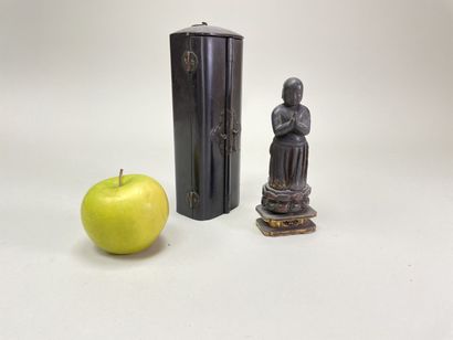 Autel portatif en bois sculpté, écrin laqué.
Japon...