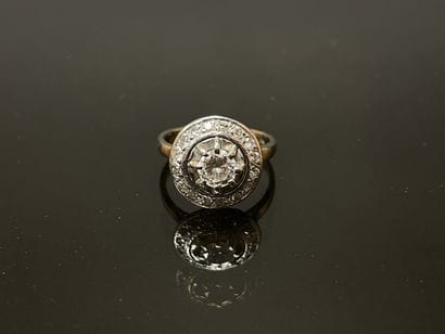 Ring in white gold. Set with a diamond, surrounded...