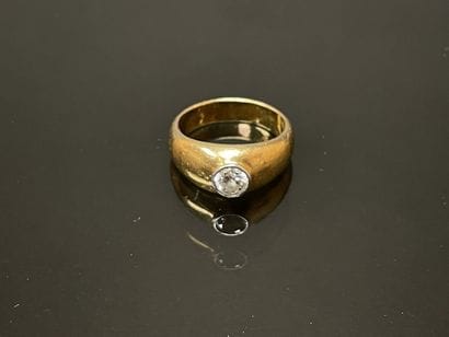 Gold ring with closed setting diamond, 0,75...