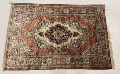Silk carpet GHOUM.
150 x 102 cm
Cut bang...