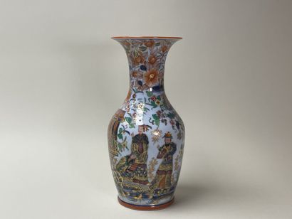 BAYEUX: Rare porcelain baluster vase decorated...