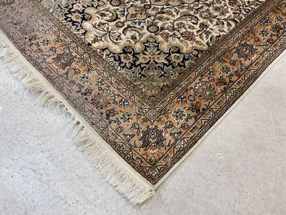 Oriental silk carpet. 
190 x 123 cm. 