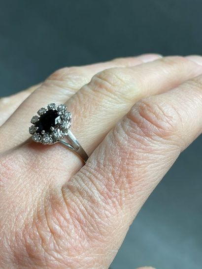 Daisy ring in white gold, set with a sapphire,...