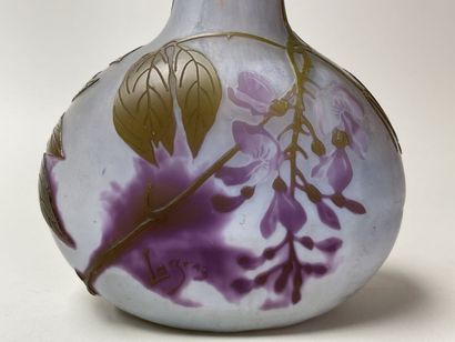 LEGRAS.
Grand vase à long col en verre multicouches...