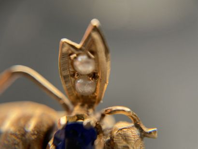 Gold pin with bee decoration. 
L. :6 cm....
