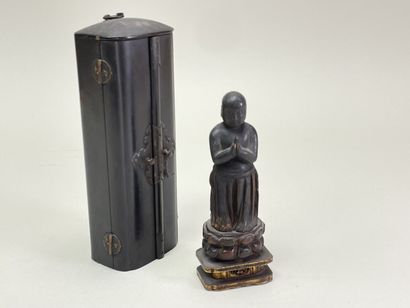 Autel portatif en bois sculpté, écrin laqué.
Japon...