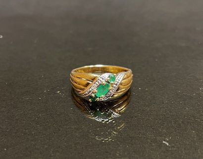 Gold ring set with three emeralds.
Gold 750°/00.
TDD:...
