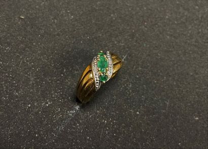 Gold ring set with three emeralds.
Gold 750°/00.
TDD:...