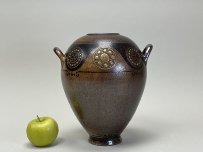 Henri SIMMEN (1880-1963). 
Vase à deux anses...