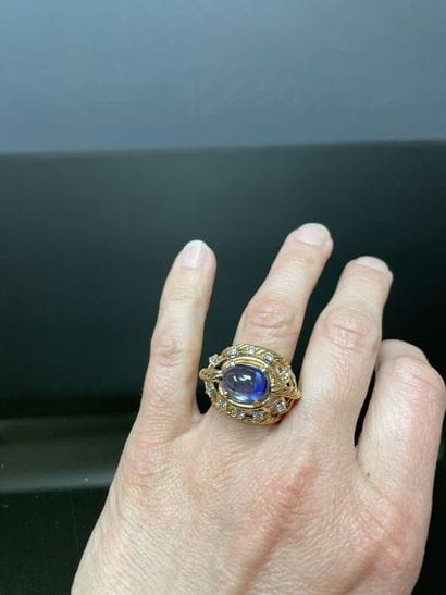 Large ring in gold 750°/00, sapphire cabochon,...