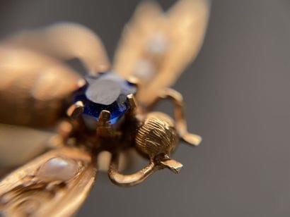 Gold pin with bee decoration. 
L. :6 cm....