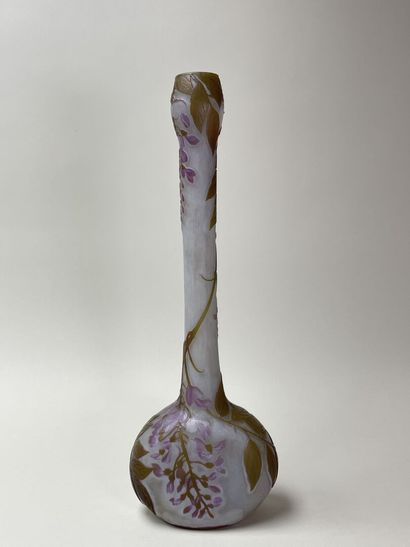 LEGRAS.
Grand vase à long col en verre multicouches...