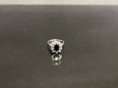 Daisy ring in white gold, set with a sapphire,...