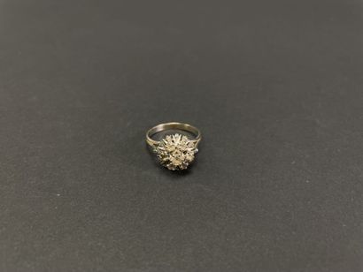 Daisy ring in white gold set with white stones.
Gold...