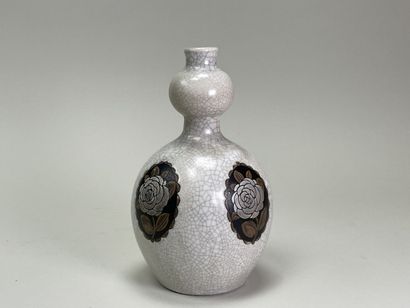 BOCH : 
Vase coloquinte en grès blanc à décor...