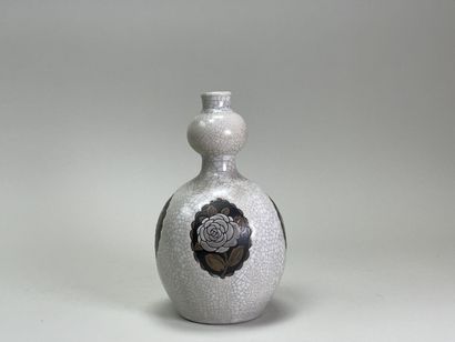 BOCH : 
Vase coloquinte en grès blanc à décor...