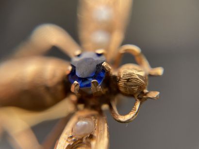 Gold pin with bee decoration. 
L. :6 cm....