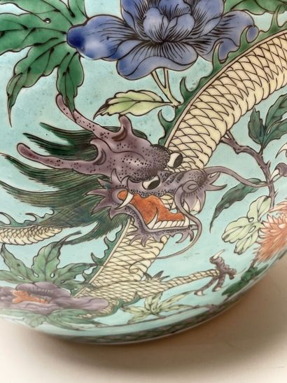 Aquarium en porcelaine à décor de dragon...