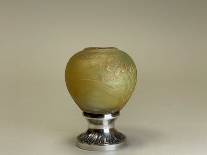 DAUM Nancy. 
Petit vase en verre jaune dégagé...