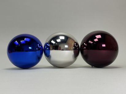 Trois boules à suspendre 1900, en verre mercuré...