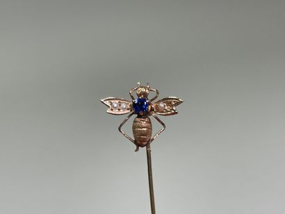 Gold pin with bee decoration. 
L. :6 cm....