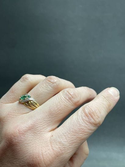 Gold ring set with three emeralds.
Gold 750°/00.
TDD:...