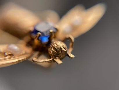 Gold pin with bee decoration. 
L. :6 cm....