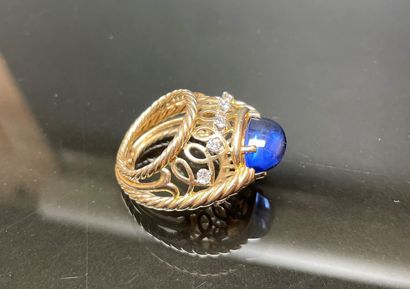 Large ring in gold 750°/00, sapphire cabochon,...