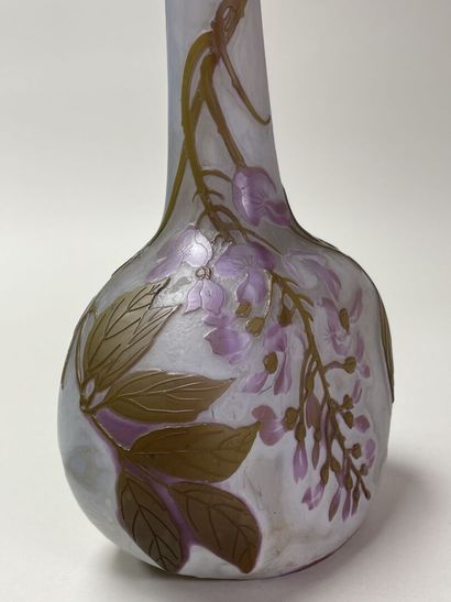 LEGRAS.
Grand vase à long col en verre multicouches...
