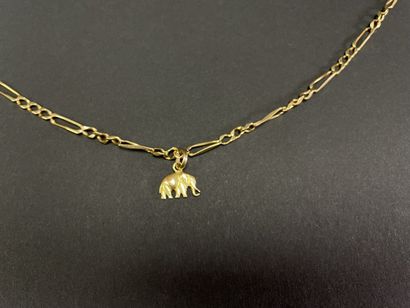 Gold chain and small elephant pendant.
750°/00
L:...