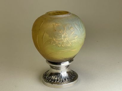 DAUM Nancy. 
Petit vase en verre jaune dégagé...