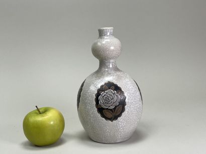 BOCH : 
Vase coloquinte en grès blanc à décor...