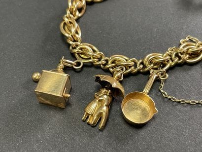 Gold bracelet with seven pendants.
Gold 750°/00.
L:...