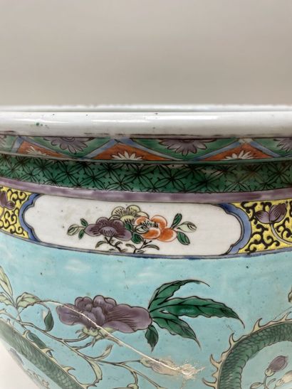 Aquarium en porcelaine à décor de dragon...