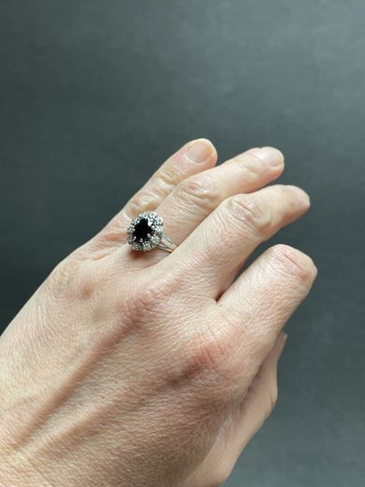 Daisy ring in white gold, set with a sapphire,...