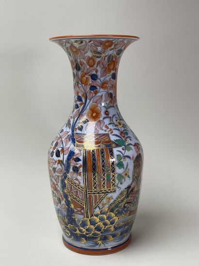 BAYEUX: Rare porcelain baluster vase decorated...