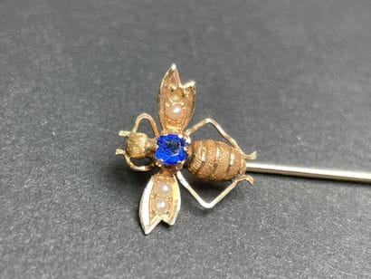 Gold pin with bee decoration. 
L. :6 cm....