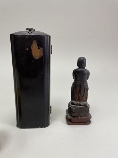 Autel portatif en bois sculpté, écrin laqué.
Japon...