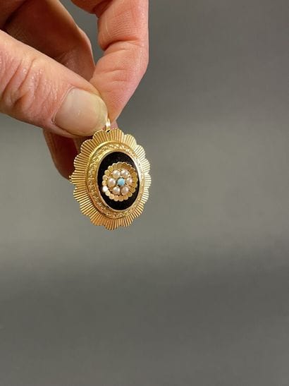 Gold pendant - brooch with onyx and pearls...