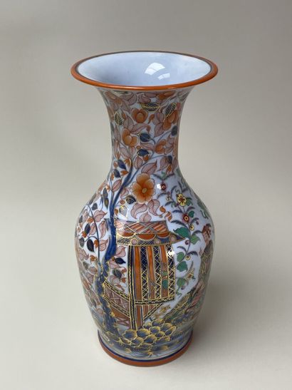 BAYEUX: Rare porcelain baluster vase decorated...