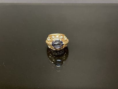 Large ring in gold 750°/00, sapphire cabochon,...