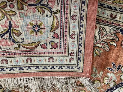 Silk carpet GHOUM.
150 x 102 cm
Cut bang...
