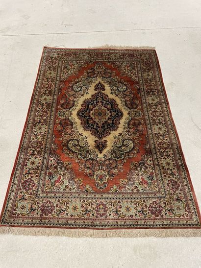 Silk carpet GHOUM.
150 x 102 cm
Cut bang...