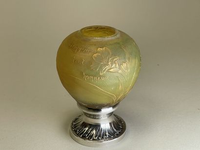 DAUM Nancy. 
Petit vase en verre jaune dégagé...