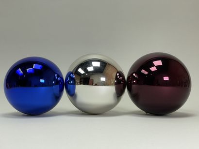 Trois boules à suspendre 1900, en verre mercuré...