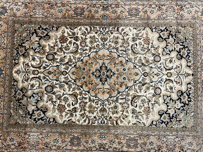 Oriental silk carpet. 
190 x 123 cm. 