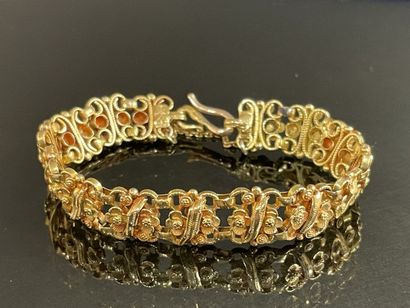 * Cuff bracelet with gold flowers 
Gold 750°/00
L:...