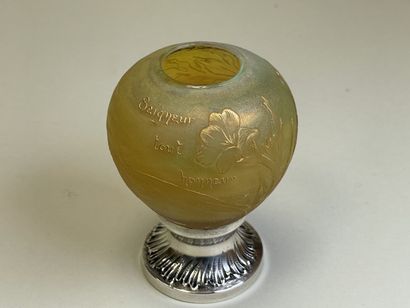 DAUM Nancy. 
Petit vase en verre jaune dégagé...