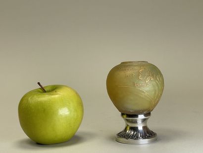 DAUM Nancy. 
Petit vase en verre jaune dégagé...
